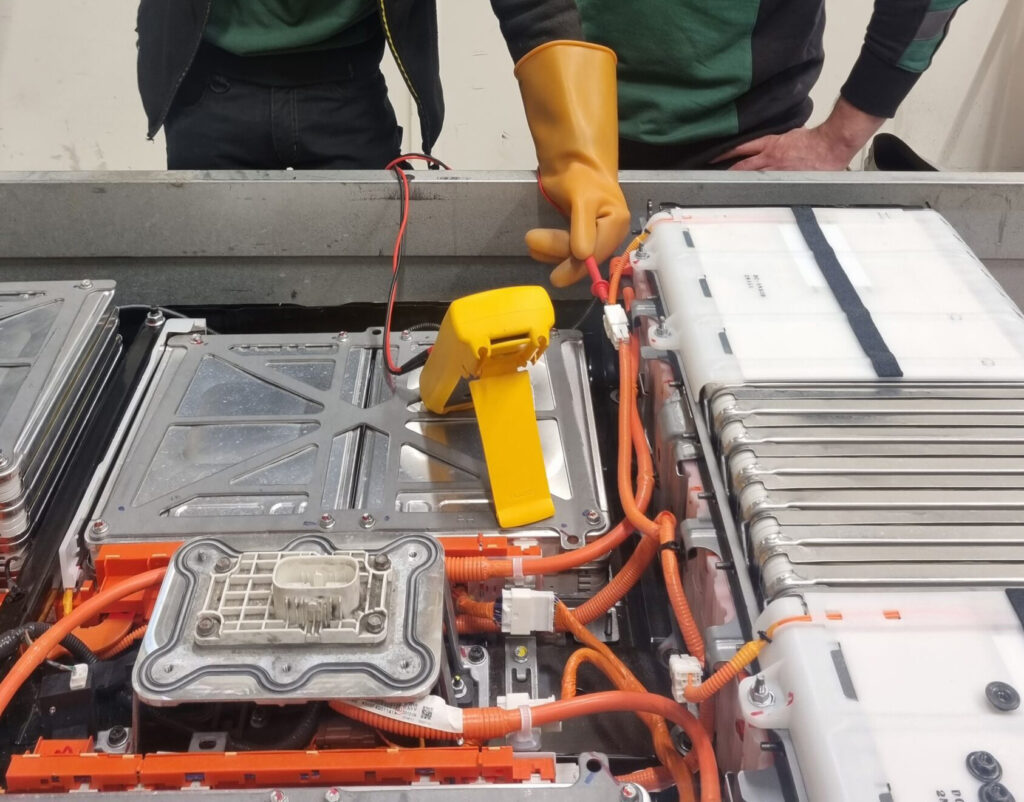 Bilde av elbilbatteri som blir reparert. Noen av våre teknikere kan trygt åpne og reparere hybrid - og elbilbatterier.