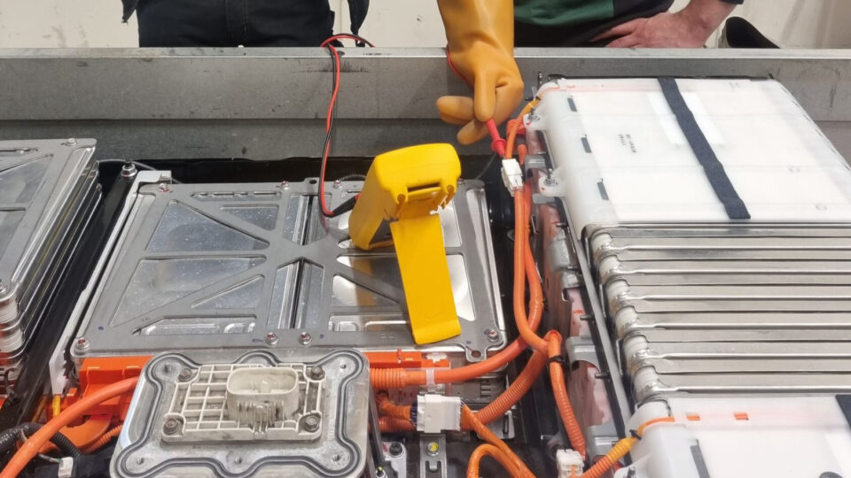 Bilde av elbilbatteri som blir reparert. Noen av våre teknikere kan trygt åpne og reparere hybrid - og elbilbatterier.